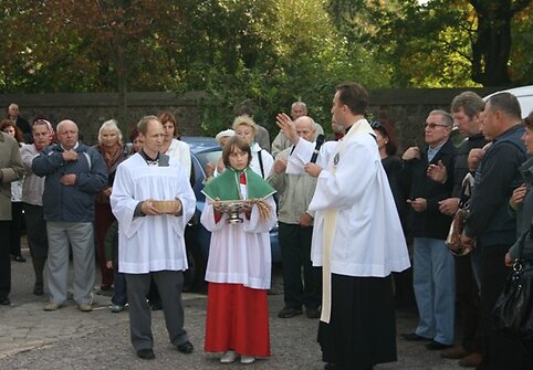 Prieš automobilių šventinimą sukalbėta malda. 2010 m. rugsėjo 26 d.