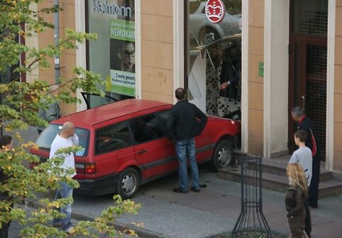 Automobilis įvažiavo į parduotuvės vitriną.