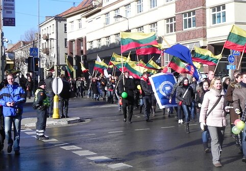 Eisena judėjo nuo Klaipėdos universiteto Atgimimo aik&scaron;tės link. 2011 m. kovo 11 d.