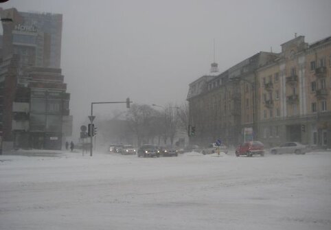 Per pietus įsismarkavusi pūga trikdė eismą ir miesto centrinėse gatvėse. 