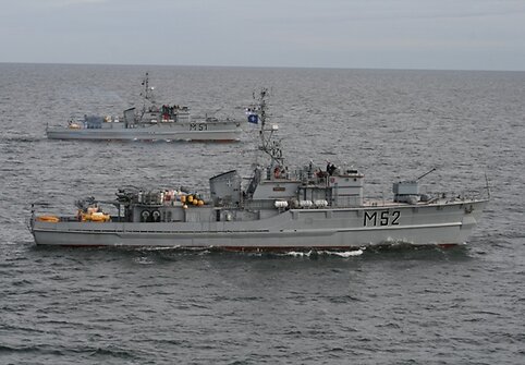Prie&scaron;mininės kovos laivai M51 "Kur&scaron;is" ir M52 "Sūduvis" jūroje.