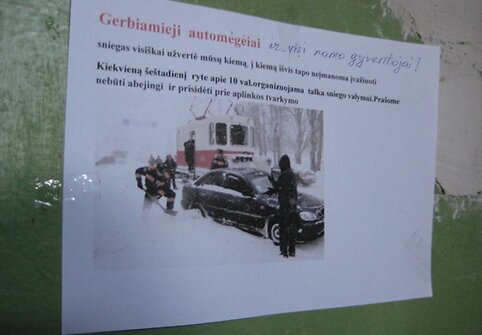 Gyventojus į kiemą išeiti ragino skelbimai laiptinėse.