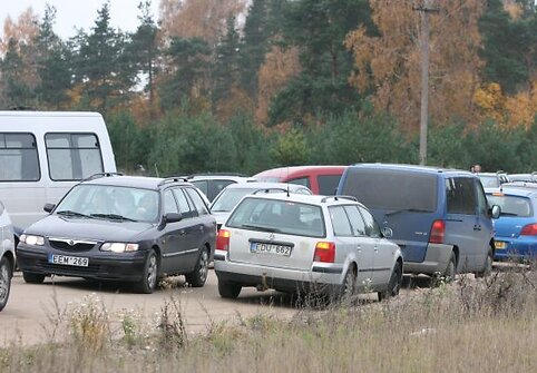 Prie kapinių susidarė automobilių spūstys. Eismą reguliavo keli pareigūnų ekipažai.