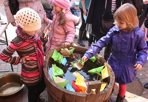 Vaikai mielai plukdė popieriaus laivelius