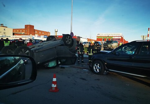 Klaipėdoje trečiadienio popietę susidūrė du BMW automobiliai, vienas apsivertė ant stogo.