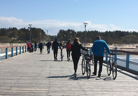 Palangoje savaitgalį nestigo svečių: žmonės drąsiau keliavo, lankė kavines ir pramogavo.  