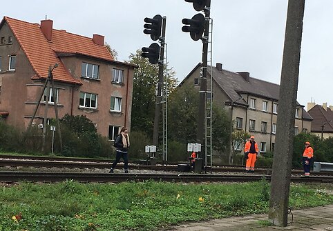 Klaipėdos miesto centre policijos pareigūnai tikrino, kaip žmonės eina per geležinkelio bėgius.