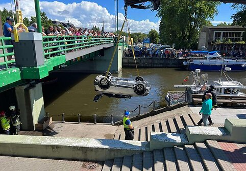 I&scaron; Danės i&scaron;keltas naktį skendęs automobilis.