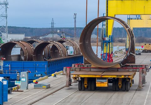 I&scaron; Vakarų laivų gamyklos Nemunu i&scaron;plukdyti vamzdyno segmentai.
