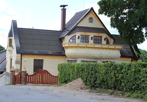 Pasakų namelį primenantis plungi&scaron;kio būstas kausto praeivių žvilgsnius