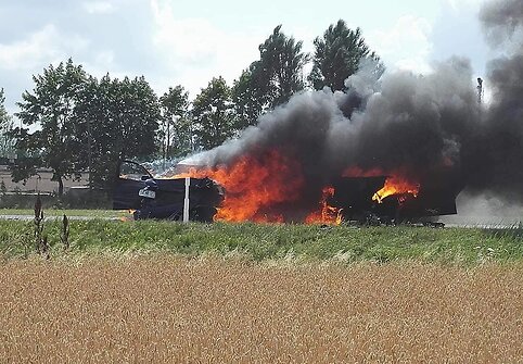 Kelyje Panevėžys-&Scaron;iauliai susidūrus automobiliams kilo gaisras.