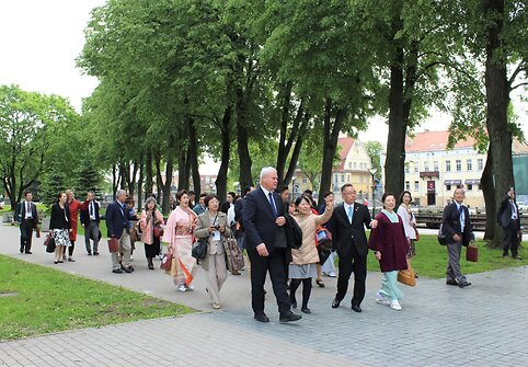 Antradienio vakarą į uostamiestį atvyko 35 asmenų delegacija, kurią sudaro Kudžio meras p. Joji Endo, miesto tarybos vadovas p. Koshi Nakatai, kiti savivaldybės pareigūnai bei 23 Kudžio miestiečiai.