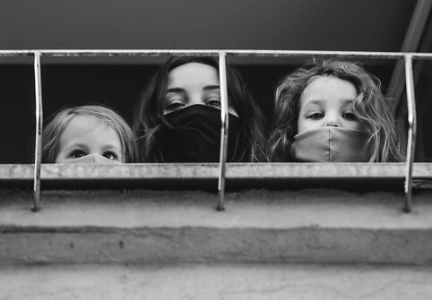 Juodai baltais kadrais klaipėdietis fotografas įamžino žmones balkonuose
