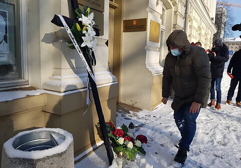 Smulkus verslas i&scaron;rei&scaron;kė protestą draudimui dirbti - ties rotu&scaron;e Klaipėdoje paliko juodą kryžių