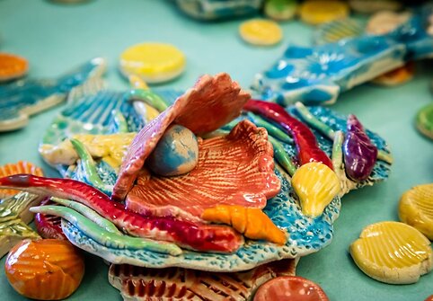 Delfinų terapijos centre menininkė Sonata Kazimieraitienė baigia kurti unikalų keramikinį pano
