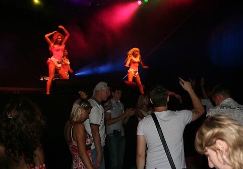 Tina dance šokėjos.