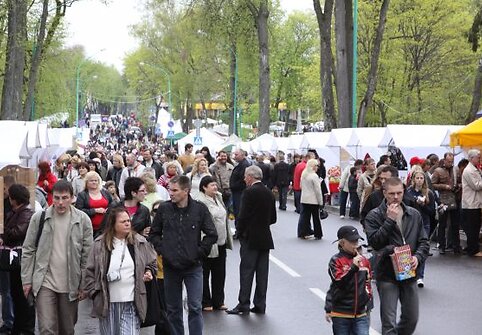 Mugės lankytojai.