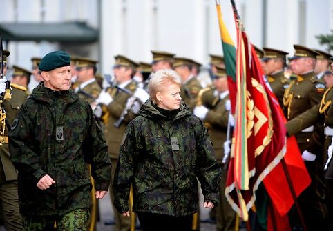 Prezidentė sėdo prie karinio šarvuočio vairo ir išbandė net kulkosvaidį