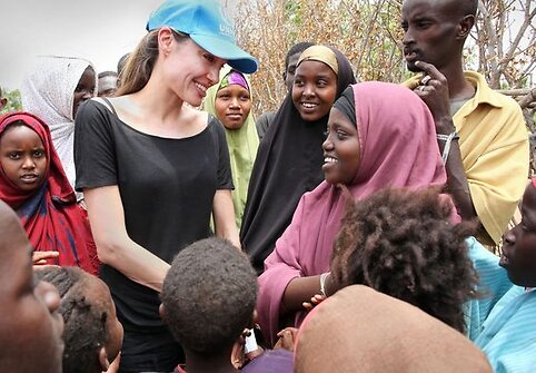 Jungtinių Tautų ambasadorė Angelina Jolie kartu su Bradu Pittu susitiko su Irako pabėgeliais Sirijoje