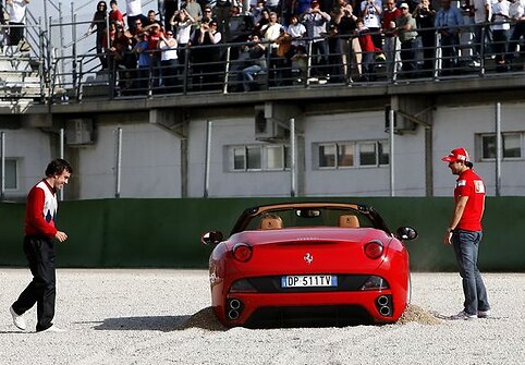 „Ferrari California“ skendo smėlyje