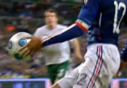 Thierry Henry kamuolį sustabdė ranka