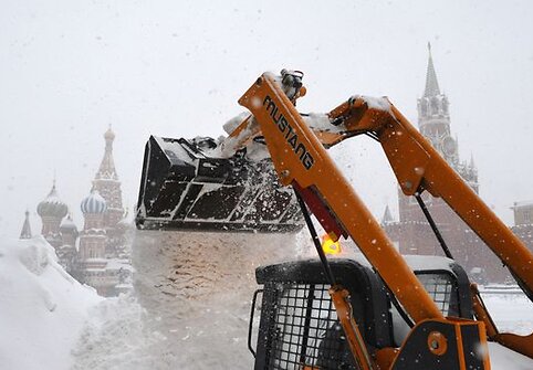Dėl sniego sudėtingos eismo sąlygos