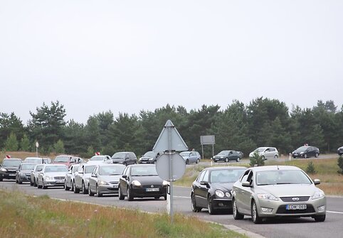 Kuršių nerijos pusėje nusidriekė kilometrinės automobilių eilės prie keltų.
