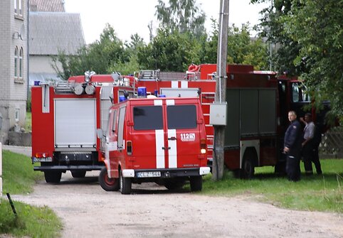 Klaipėdoje blokas prispaudė du vyrus