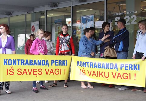 Būrys klaipėdiečių protestavo prieš kaiminystėje verdančią kontrabandinių cigarečių prekybą.