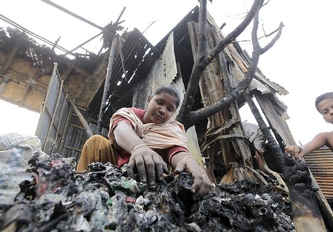 Banglade&scaron;o sostinės Dakos lū&scaron;nyno gyventojai gedi gaisro aukų
