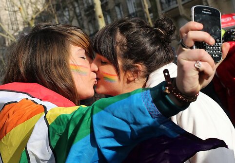 Paryžiaus gatvėmis žygiavo homoseksualų santuokų rėmėjai