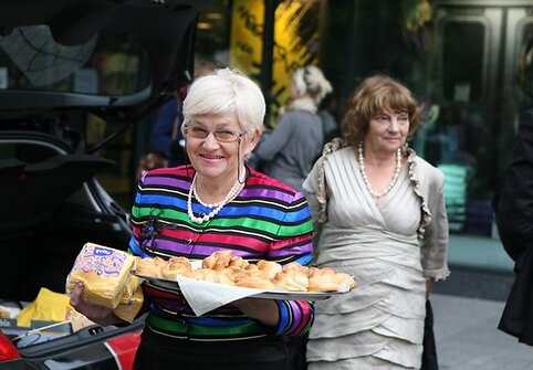 Projekto &bdquo;Lietuvos Perlai&ldquo; dalyvės Gedimino prospekte pardavinėjo pačių pagamintus kepinius.