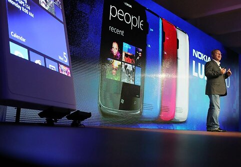 &bdquo;Nokia&ldquo; vadovas Stephenas Elopas pristato naujus telefonus &bdquo;Lumia 920&ldquo; ir &bdquo;Lumia 820&ldquo;