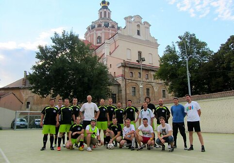 „Biplan“ ir „Bez bilieta“ muzikantų komanda žaidė futbolą su FK „Barbakanas“