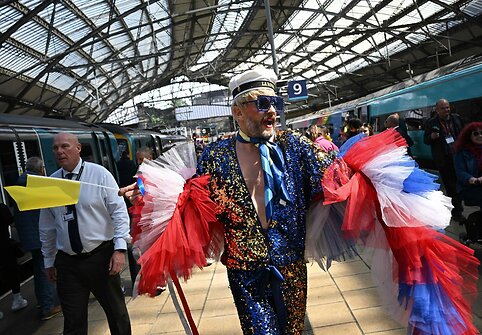 Stilingi &bdquo;Eurovizijos&ldquo; gerbėjai rinkosi į pirmąjį pusfinalį Liverpulyje
