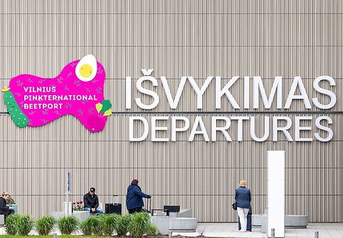 Vilniaus oro uostas laikinai tapo „Vilnius Pinkternational Beetport“