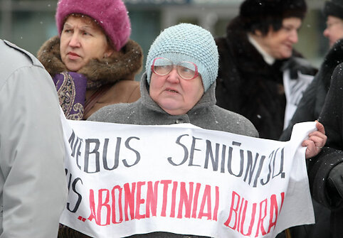 Grupė vilniečių Europos aik&scaron;tėje protestavo prie&scaron; seniūnijų naikinimą.