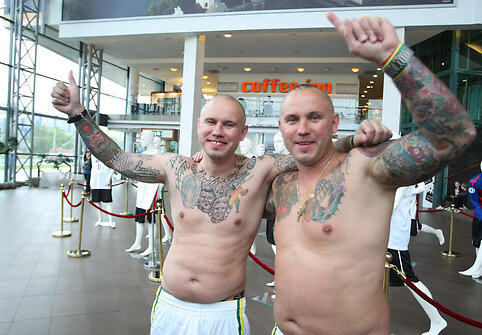 Dvyniai pristatė savo tatuiruotes