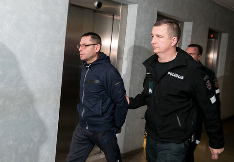 Į teismą atvestas jaunuolio nužudymu sostinėje įtariamas vyras