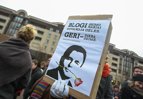 Į mitingą prie Seimo susirinkę studentai skundėsi žlugdoma demokratija
