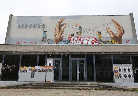 Ernesto Zacharevičiaus pie&scaron;inys ant kino teatro &bdquo;Lietuva&ldquo; sienos suniokotas