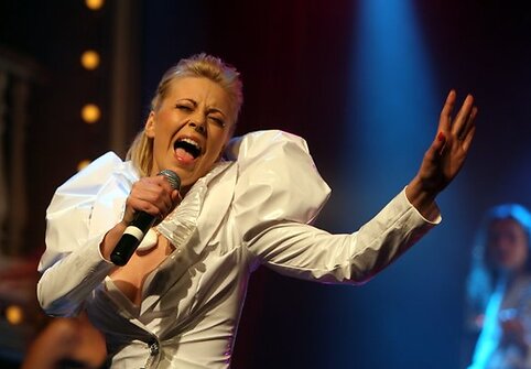 Atlikėja Mia pristatė antrąjį savo albumą "Stiklo namai"
