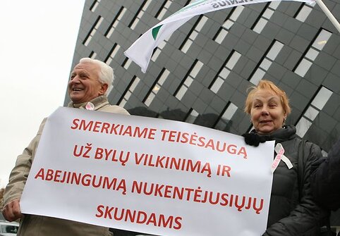 Jungtinio demokratinio judėjimo atstovai piketuodami i&scaron;rei&scaron;kė nepasitenkinimą prokuratūros darbu.