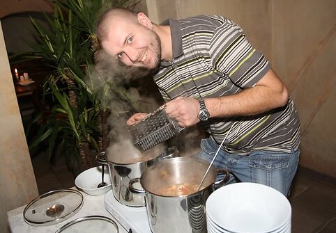 Garsūs Lietuvos žmonės dalijosi patirtimi, kaip taupyti buityje, o &bdquo;auksinis &scaron;efas&ldquo; Linas Samėnas virė sriubą naudodamas mažiau elektros energijos.