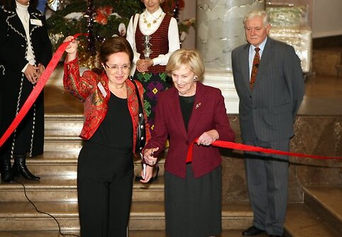 Ambasadorių žmonos Vilniuje ir Alma Adamkienė sekmadienio rytą sostinės Rotušėje atidarė septintąją tarptautinę Kalėdų labdaros mugę.