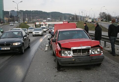 Geležinio Vilko gatvėje susidūrė trys automobiliai.