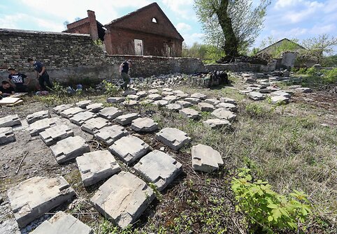 Vilniaus lenkų skautai ardo tvorą iš antkapių
