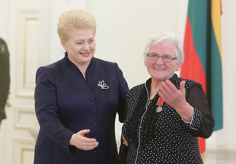 Prezidentė pasveikino ir ordino &bdquo;Už nuopelnus Lietuvai&ldquo; medaliu apdovanojo daugiavaikes motinas