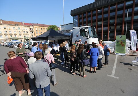 Nemokamo pieno dalijimo akcija prie Žemės ūkio ministerijos Vilniuje