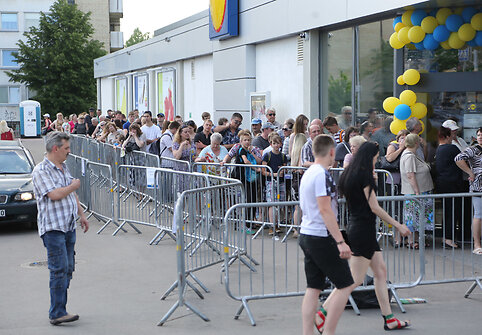 Po darbų vilniečiai suskubo į naujai atidarytas &bdquo;Lidl&ldquo; parduotuves